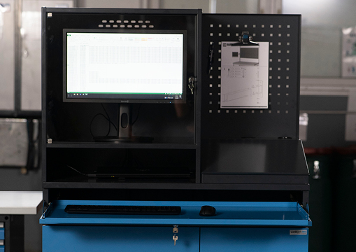 Computerschrank mit Monitorgehäuse und Tastaturtablar.