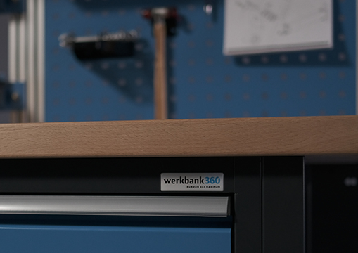 Nahaufnahme einer Werkbankkante aus Buchenholz mit einem darauf befestigten 'werkbank360' Schild.